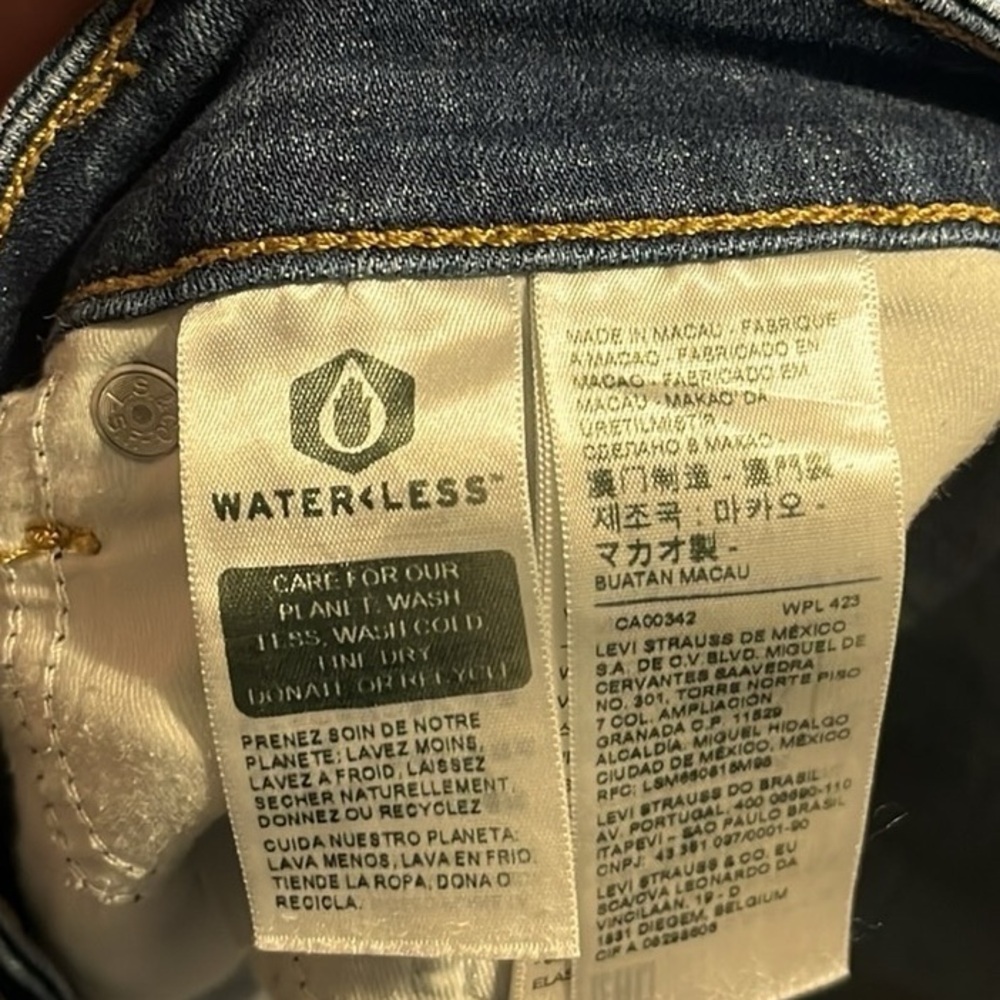 Levi’s Distressed Blue Jeans - Picture 7 of 7